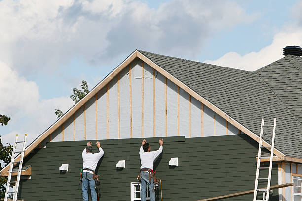 Professional Siding Replacement technician working in Warrenville, IL